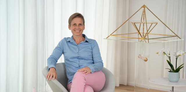 Irène Schärli sitzt auf einem Sessel in Ihrem Büro/Studio